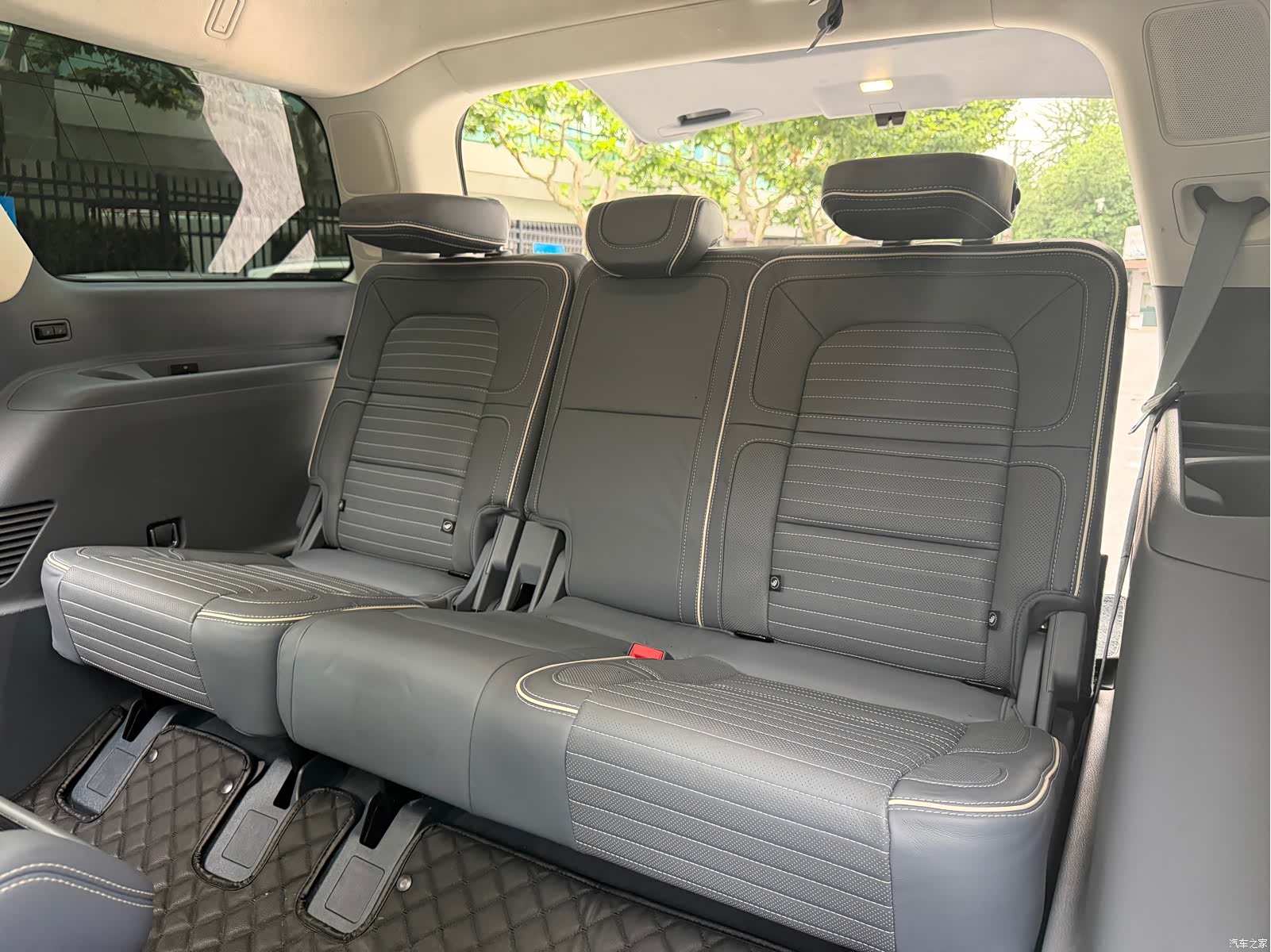 Lincoln Navigator, 2020 29