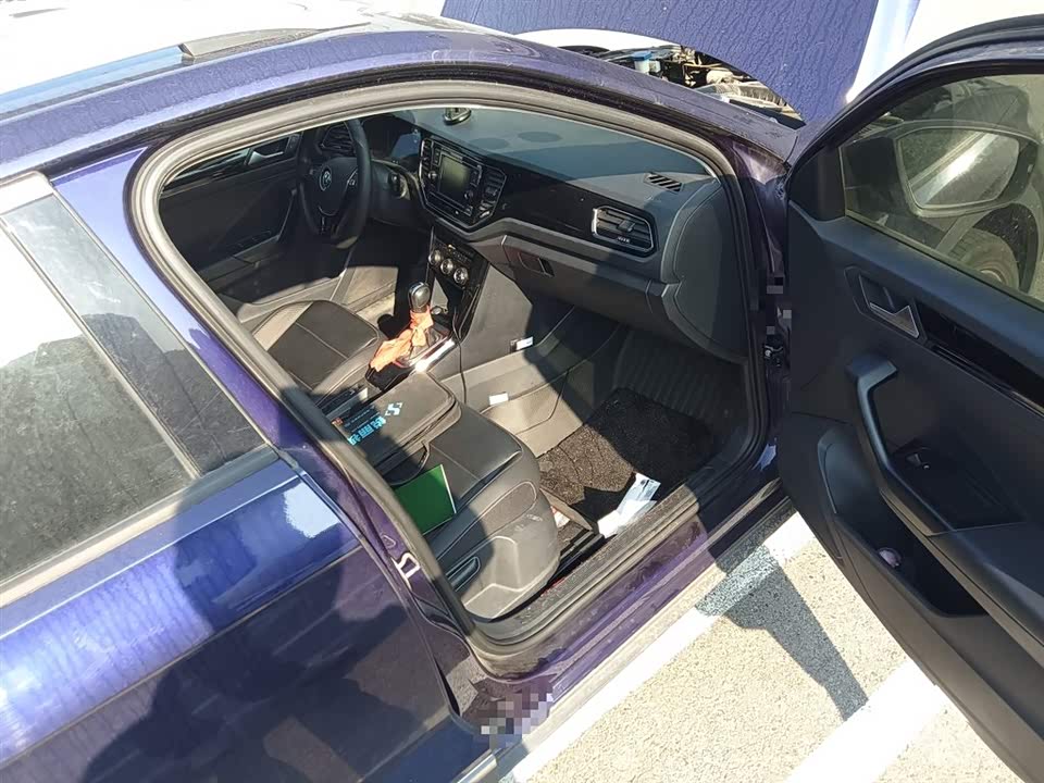 Volkswagen T-ROC exploring Songs