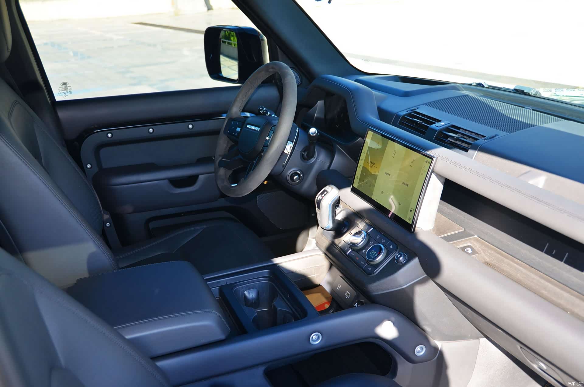 Land Rover Defender, 2023 18