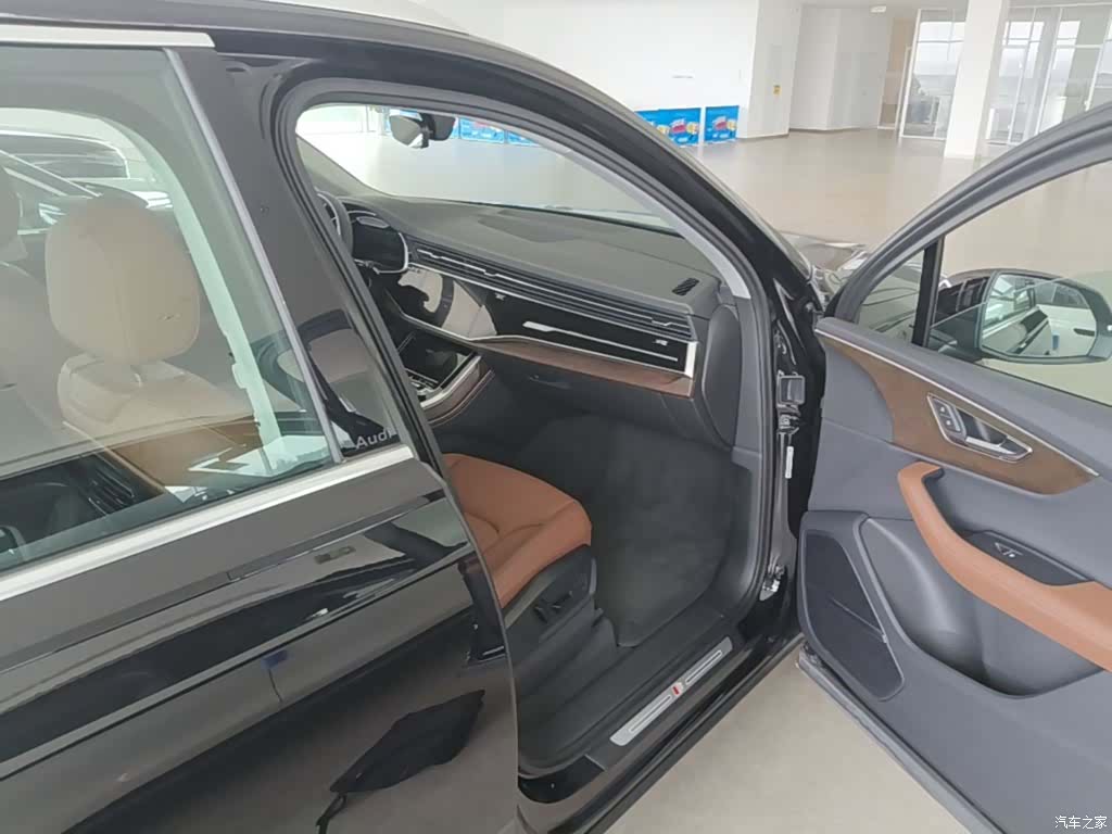 Audi Q7, 2025 11