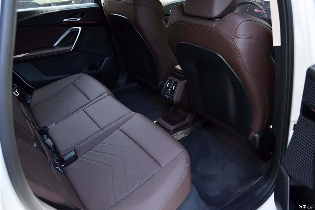 BMW iX1, 2025 11