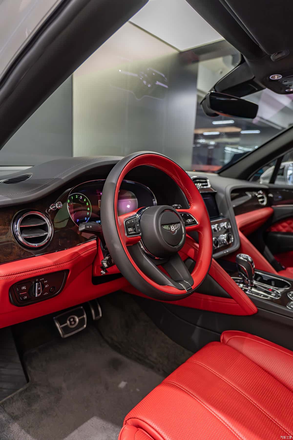 Bentley Bentayga, 2021 16