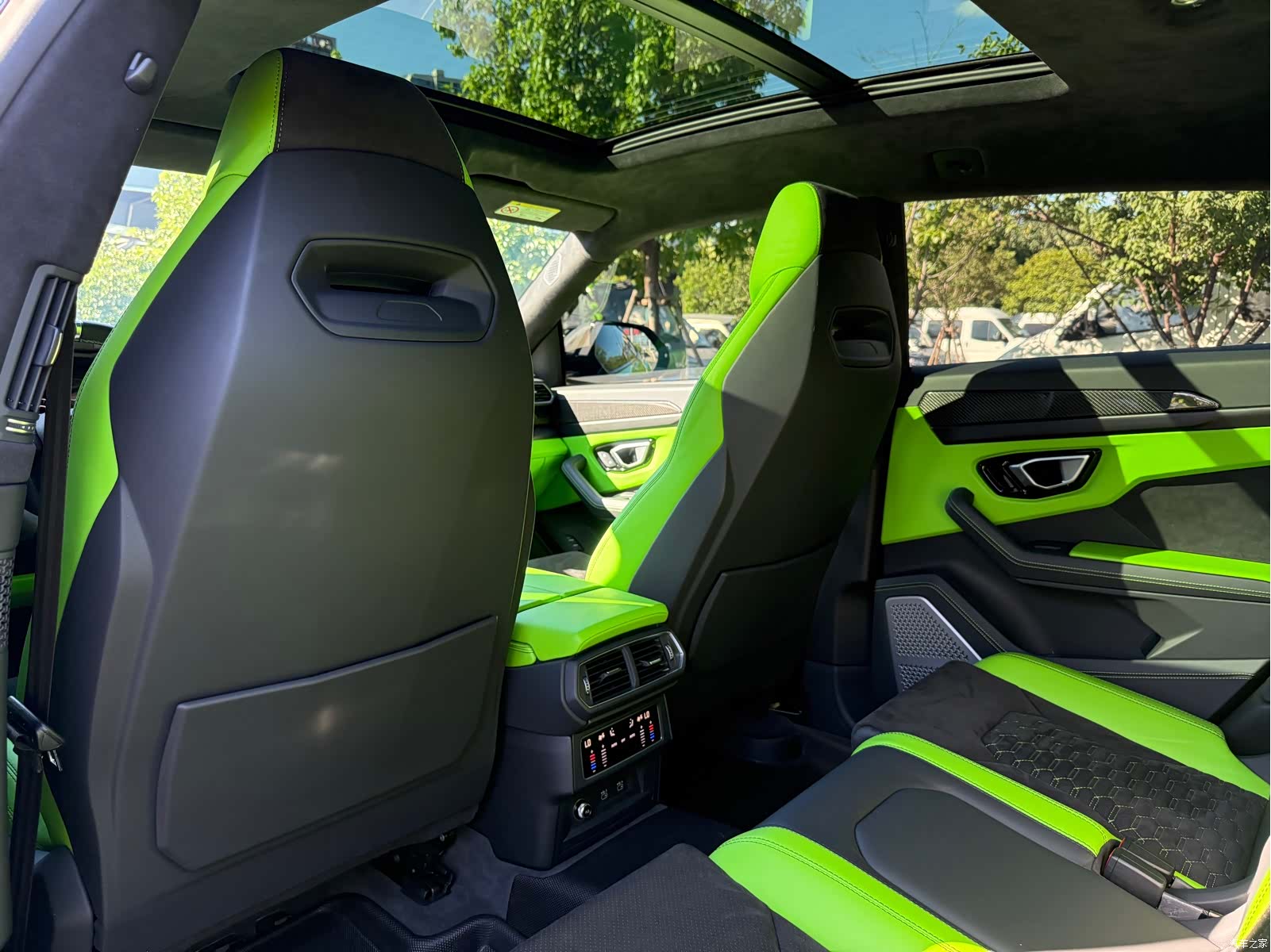 Lamborghini Urus, 2023 14