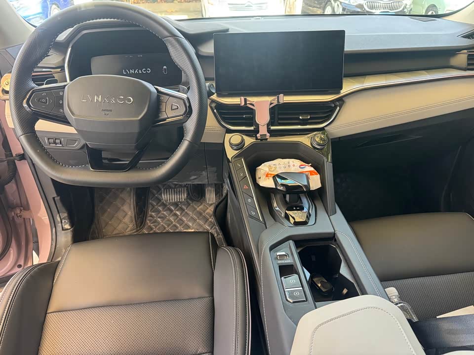 Lynk & Co 06