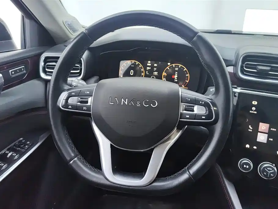 Lynk & Co 02
