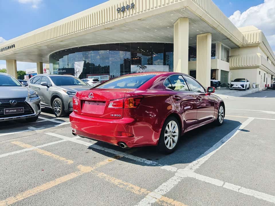 Lexus IS
