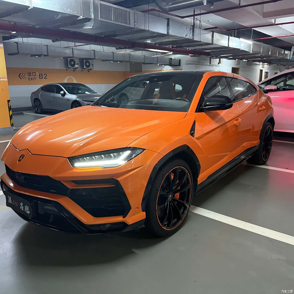 Lamborghini Urus, 2023 1