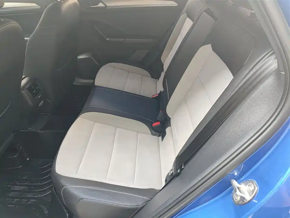 Volkswagen T-ROC exploring Songs