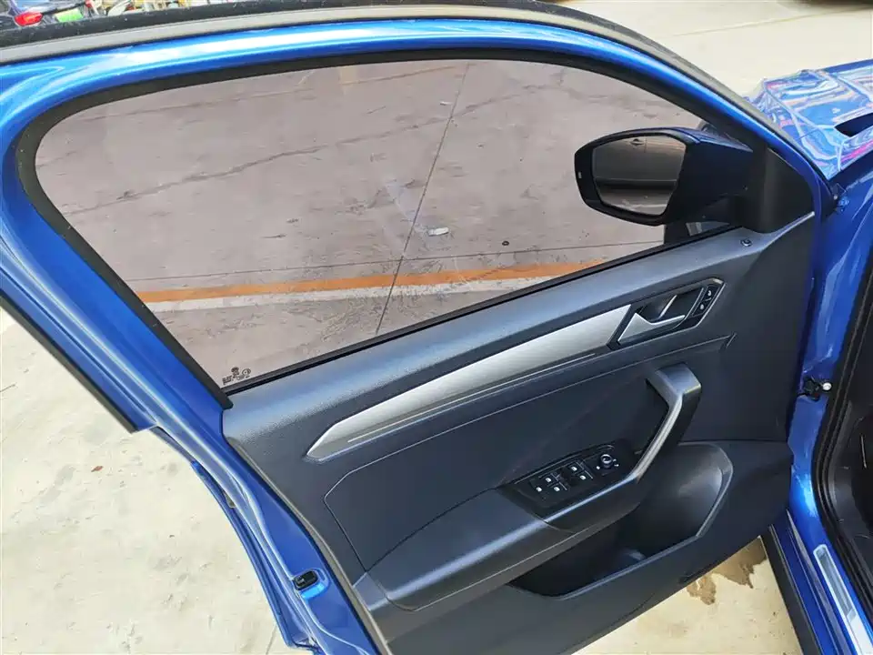 Volkswagen T-ROC exploring Songs