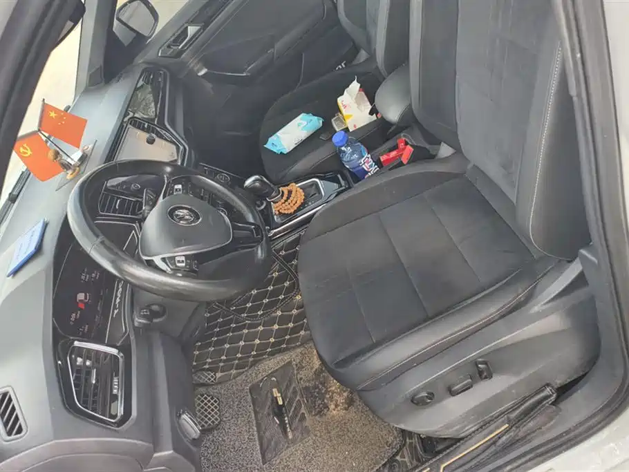 Volkswagen T-ROC exploring Songs