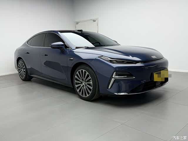 Geely 8, 2025 3