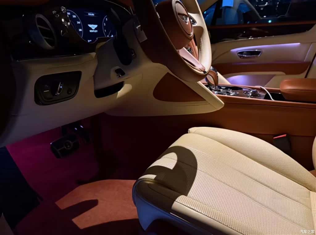 Bentley Bentayga, 2021 4