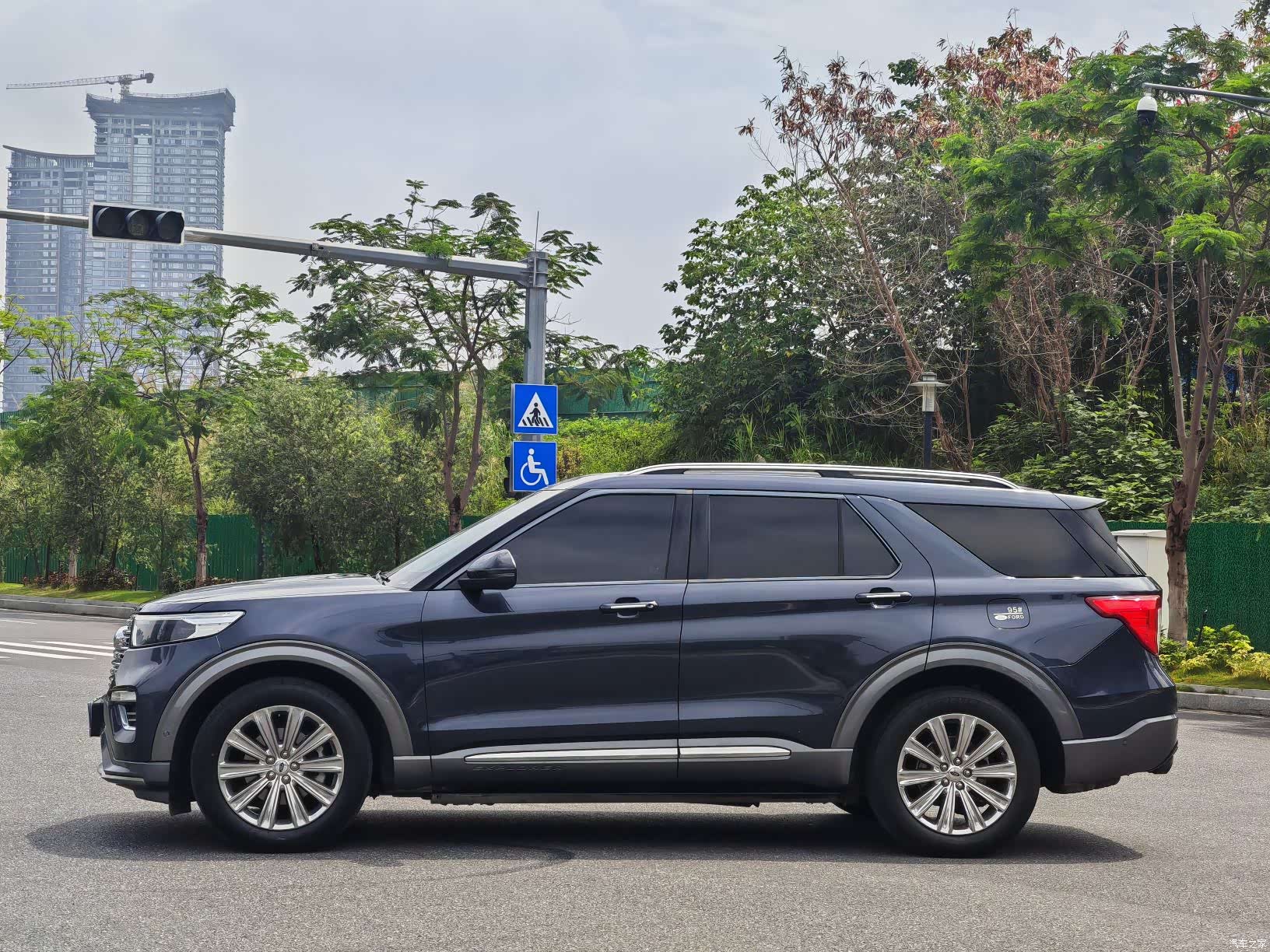 Ford Explorer, 2022 3
