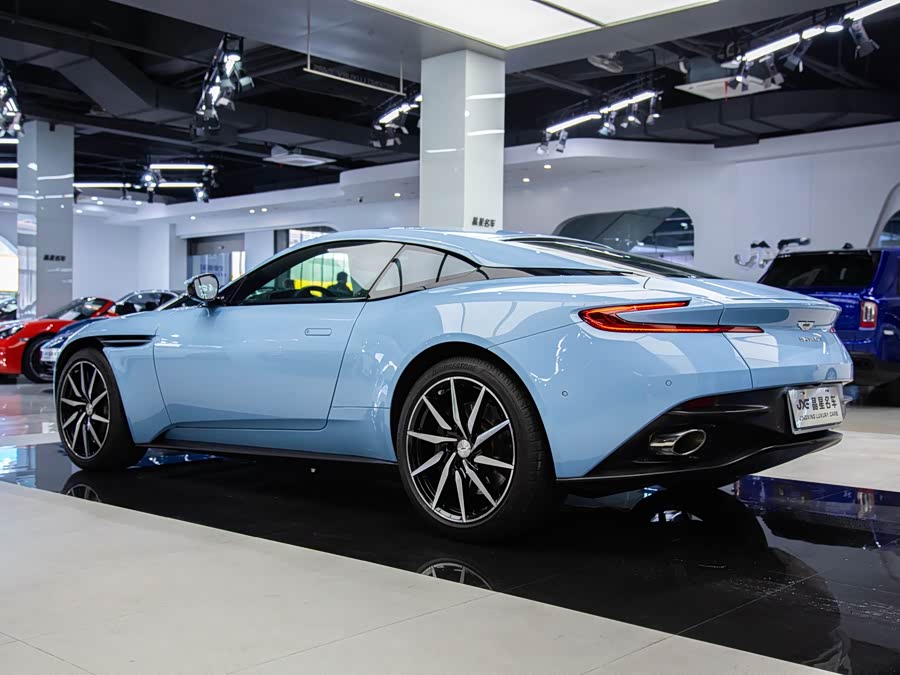 Aston Martin DB11 2019, фото 14