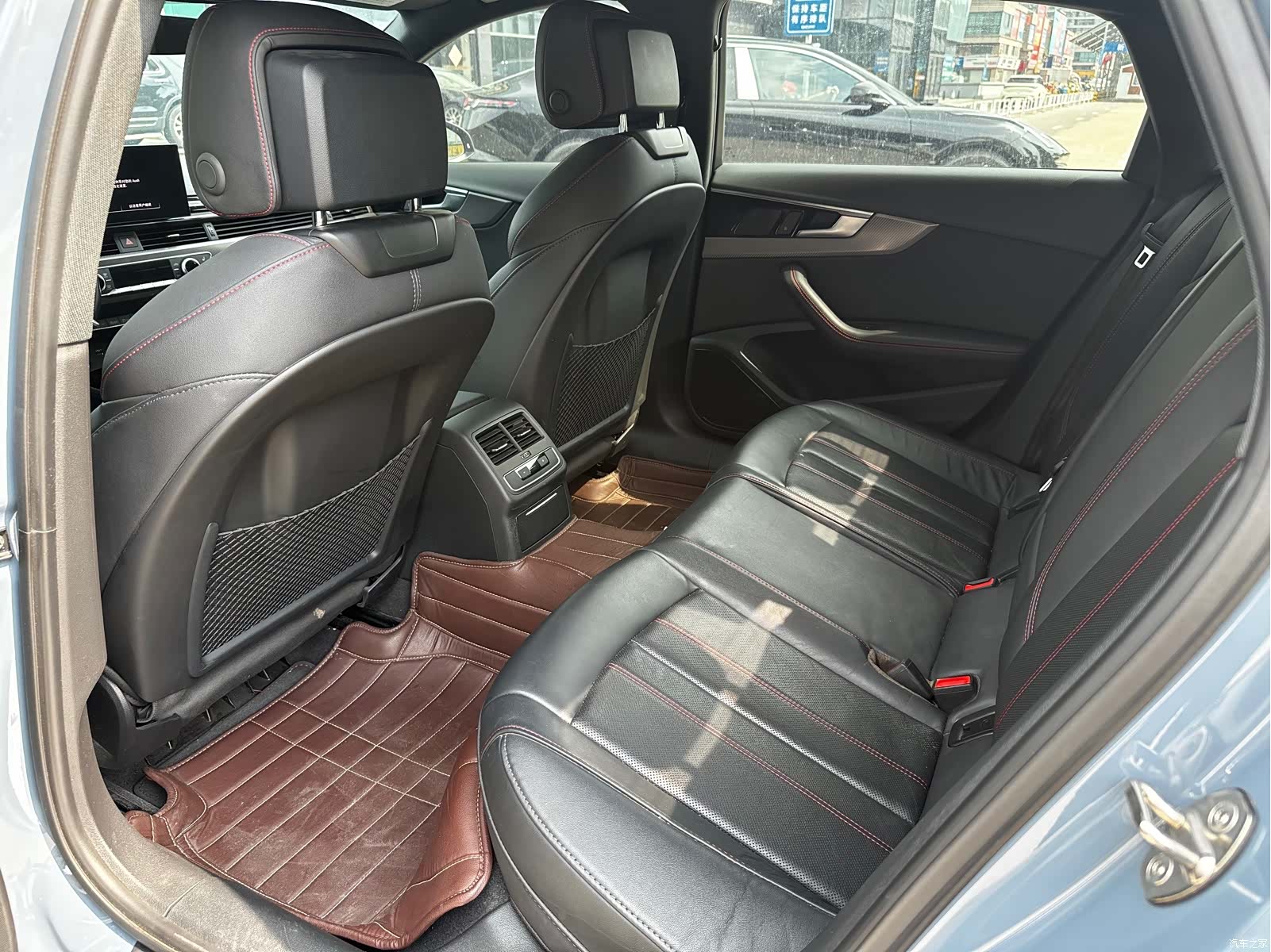 Audi A4L, 2022 все фото
