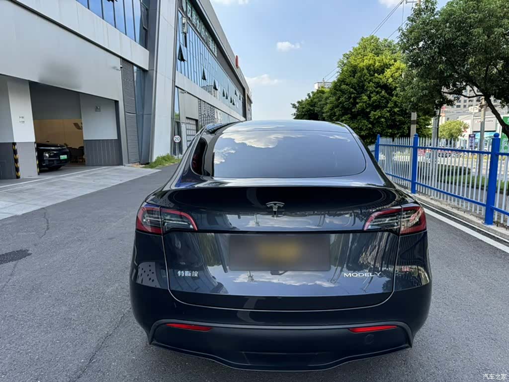 Tesla Model Y, 2024 14
