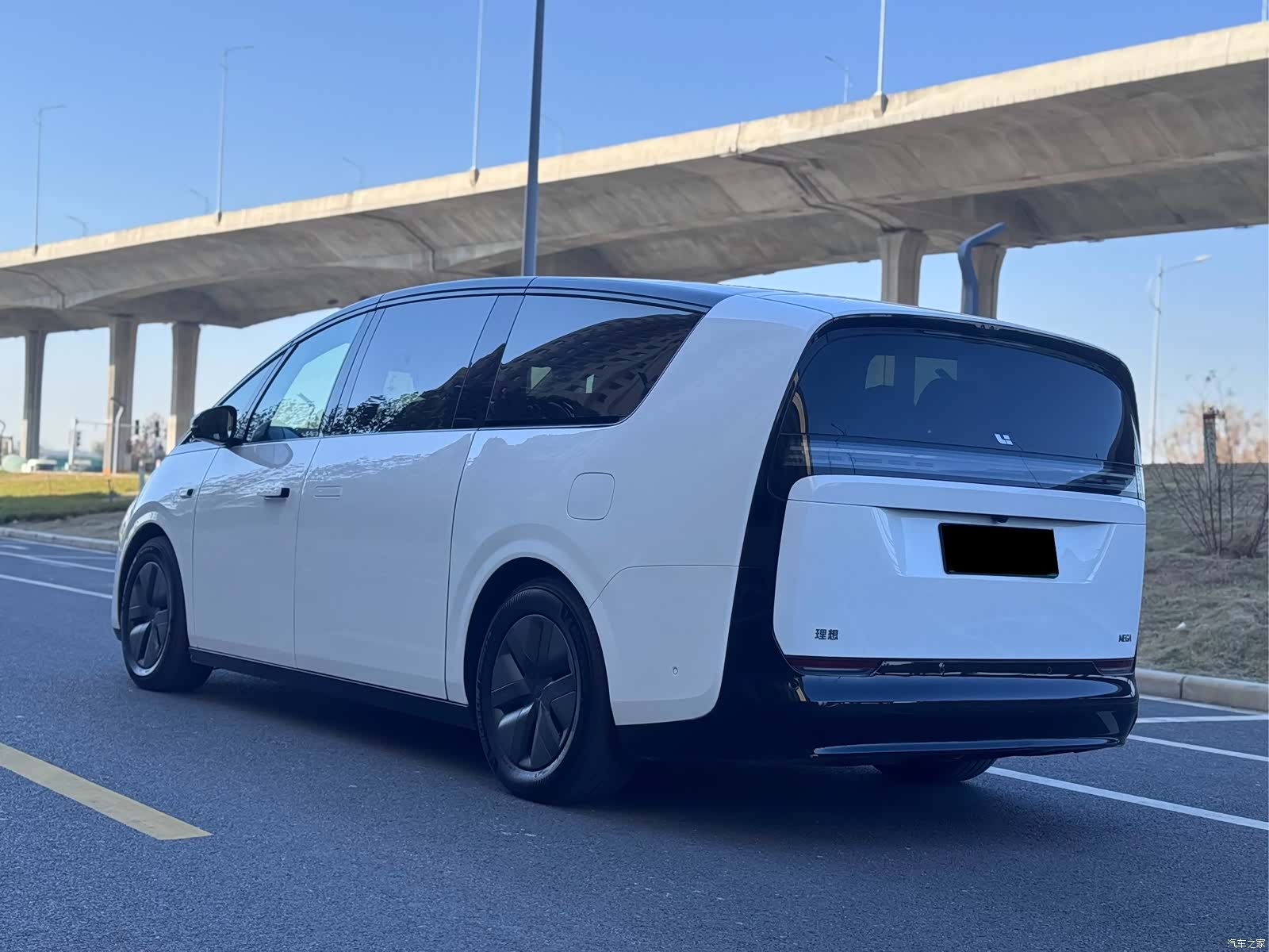 Li Auto MEGA, 2025 10