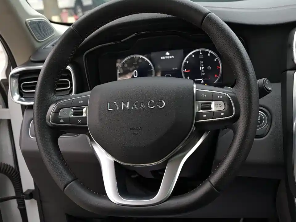 Lynk & Co 01