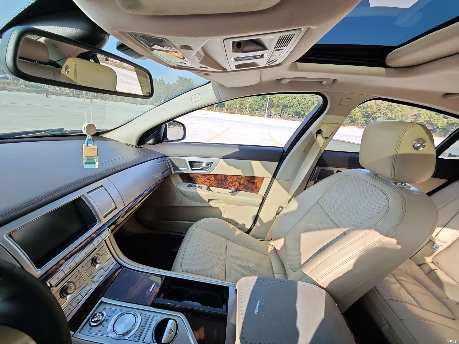Jaguar XF, 2010 10