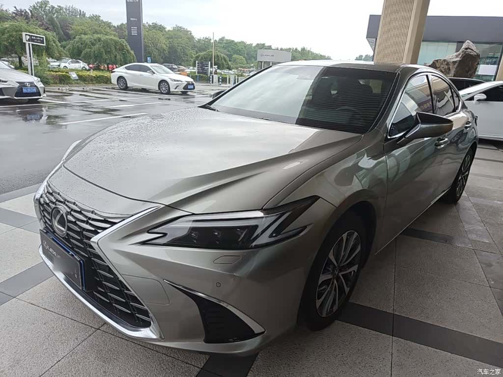 Lexus ES, 2025 2