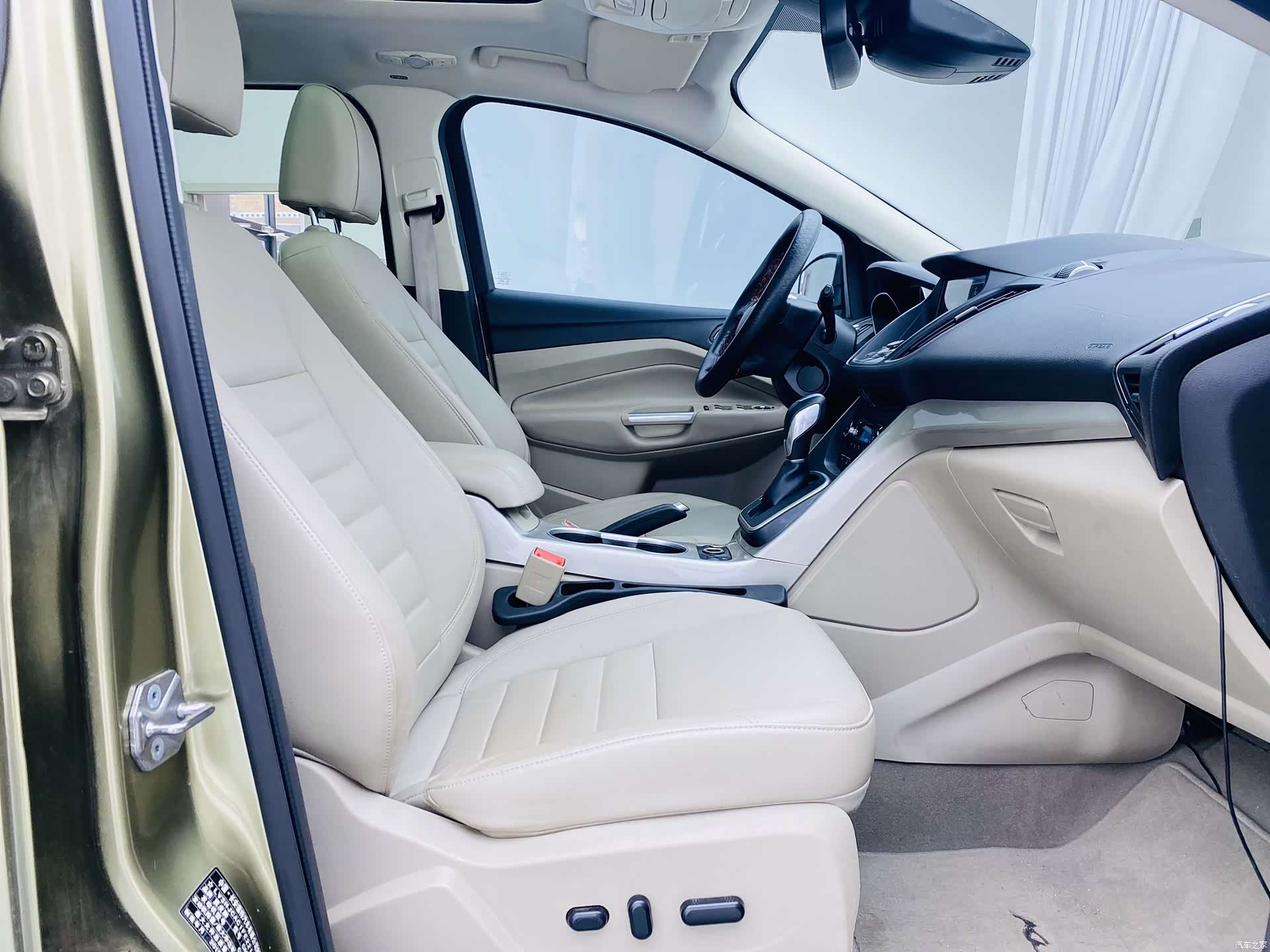 Ford Kuga, 2015 13