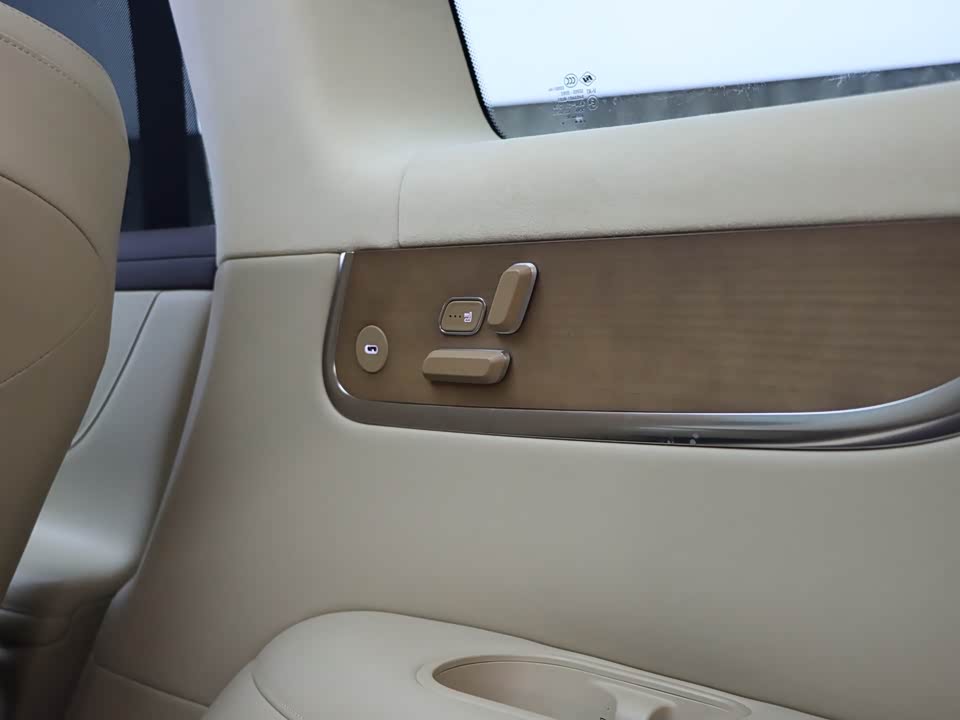 AITO Ask the world M9