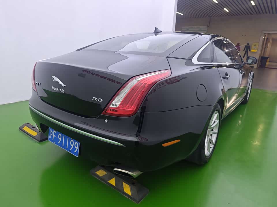 Jaguar XJ