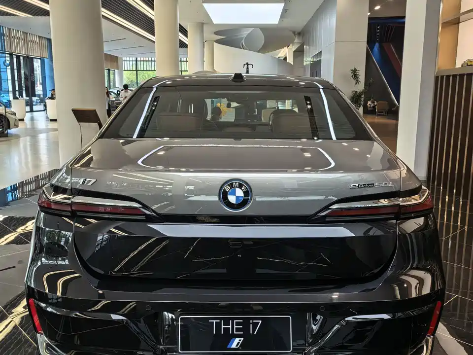 BMW i7