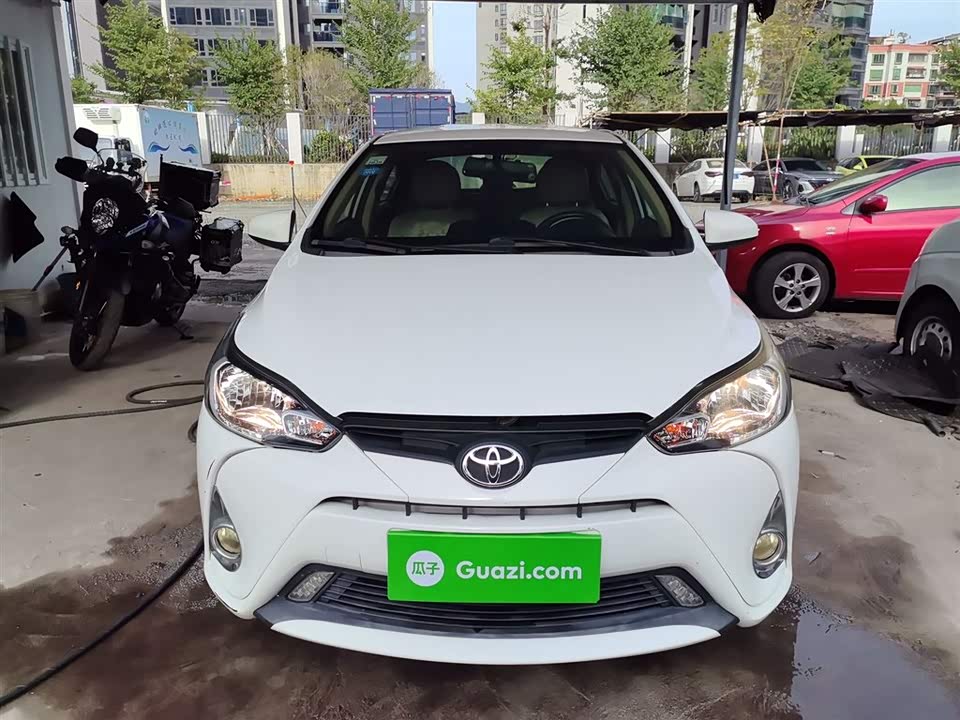 Toyota YARiS L to enjoy