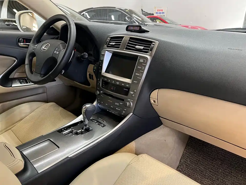 Lexus IS