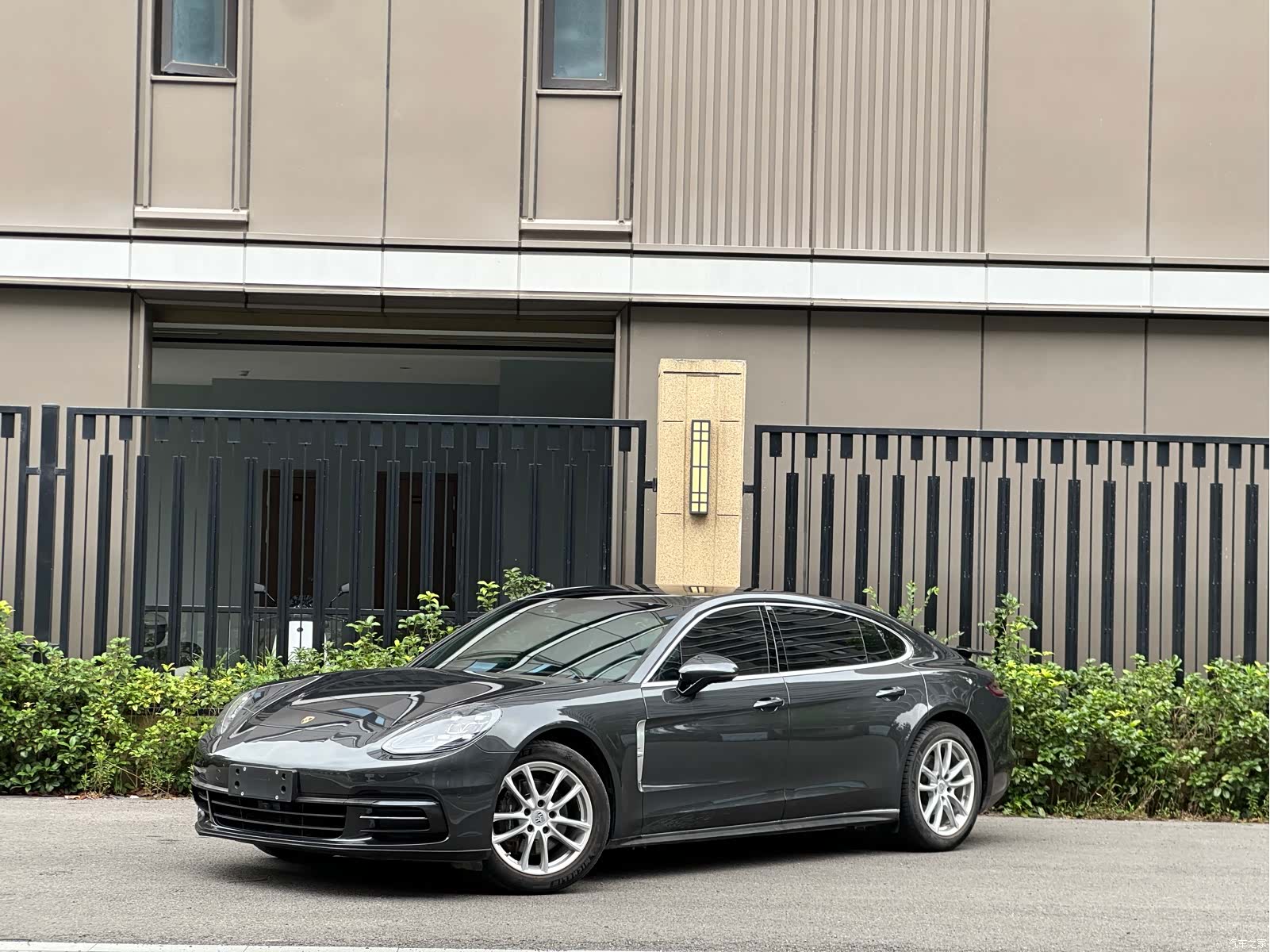 Porsche Panamera, 2018 1