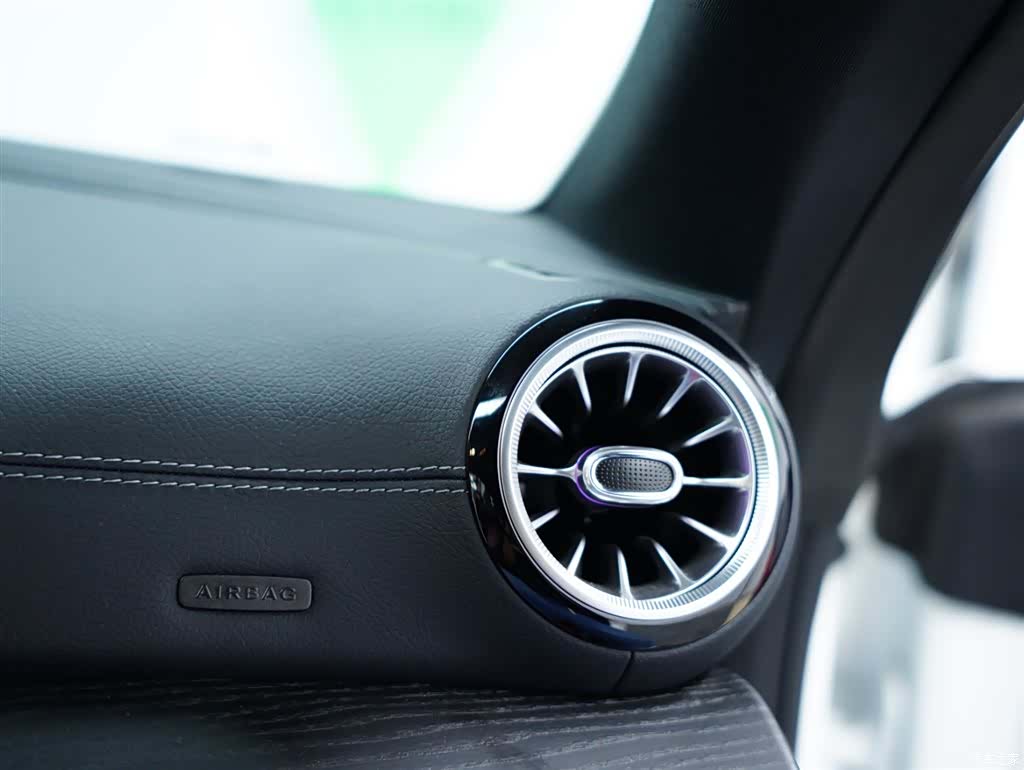 Mercedes-Benz E-Class, 2024 38