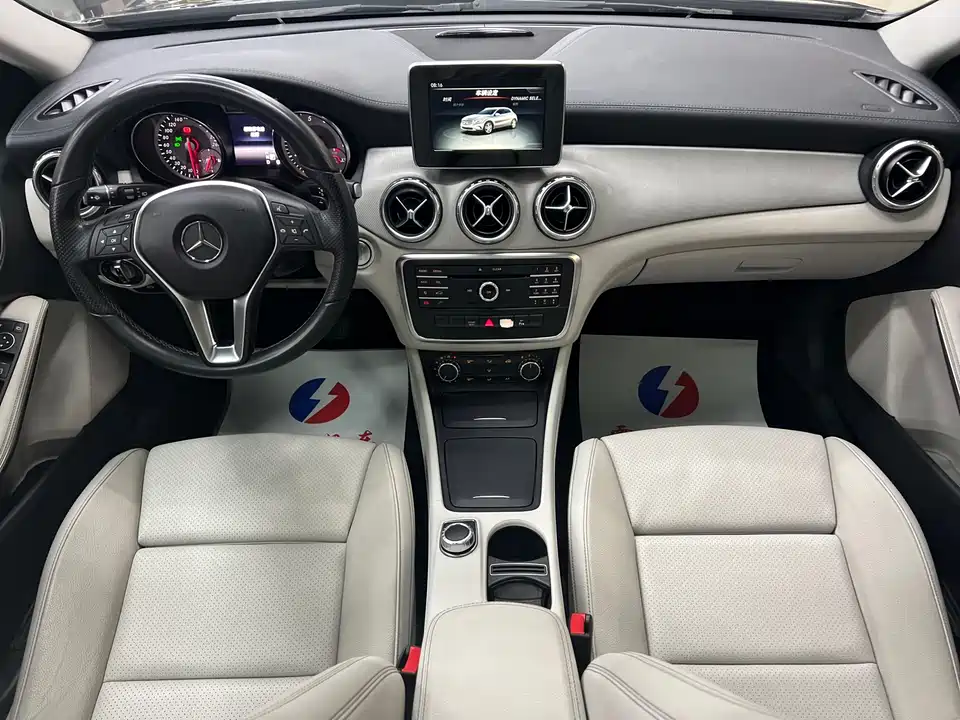 Mercedes-Benz GLA Mercedes-Benz GLA