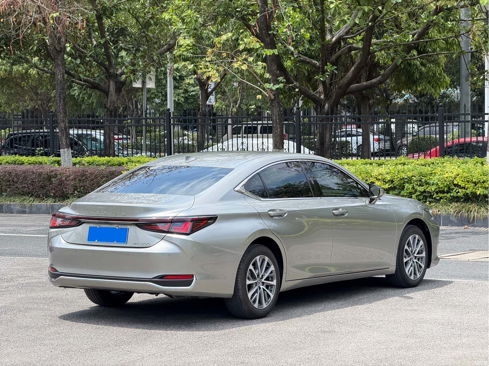 Lexus ES, 2025 4