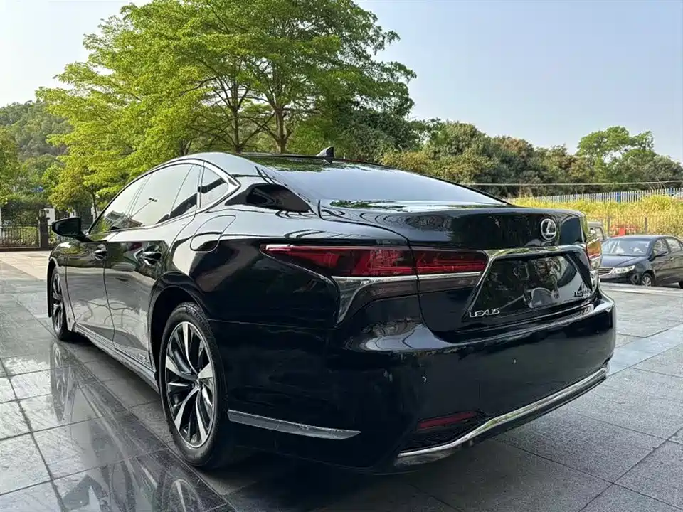 Lexus LS