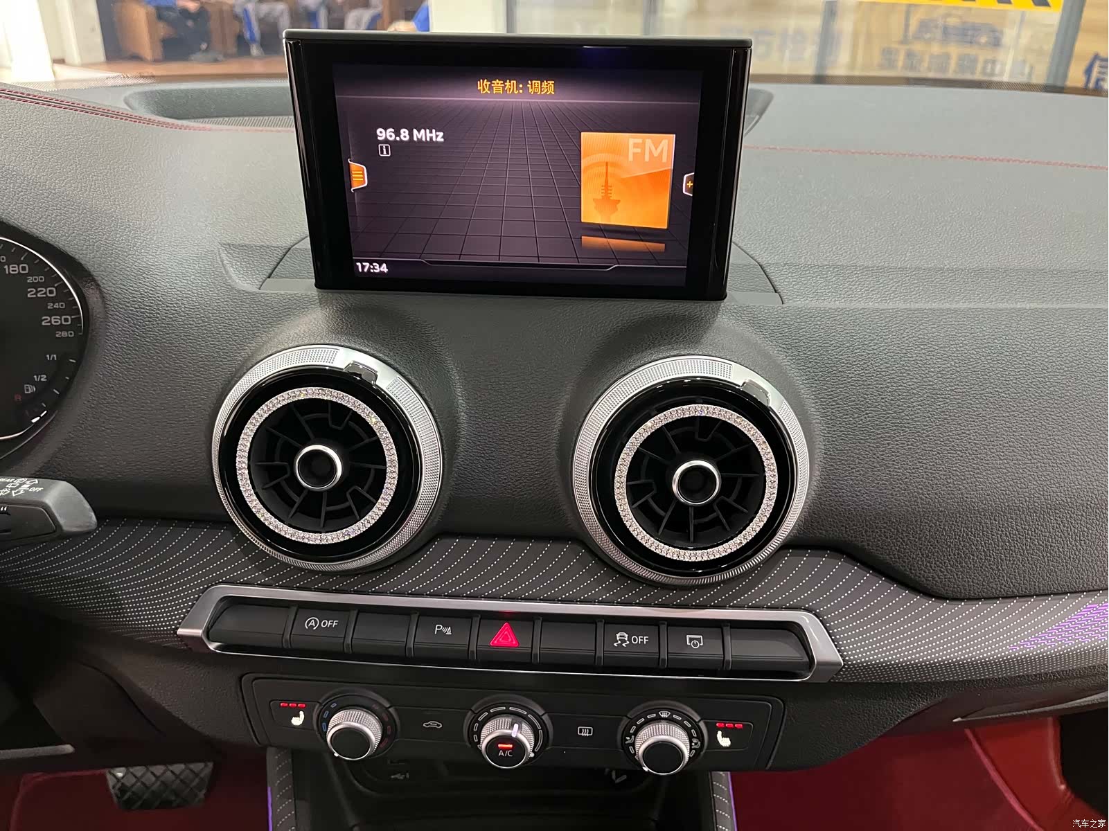 Audi Q2L, 2023 13