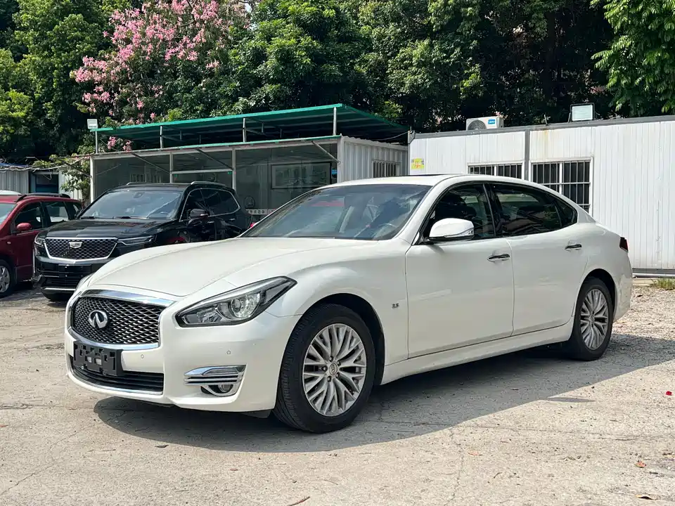Infiniti Q70