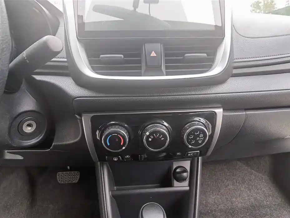 Toyota YARiS L to enjoy