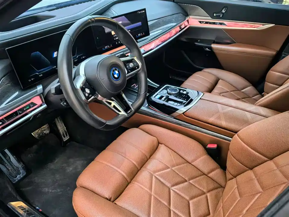 BMW i7