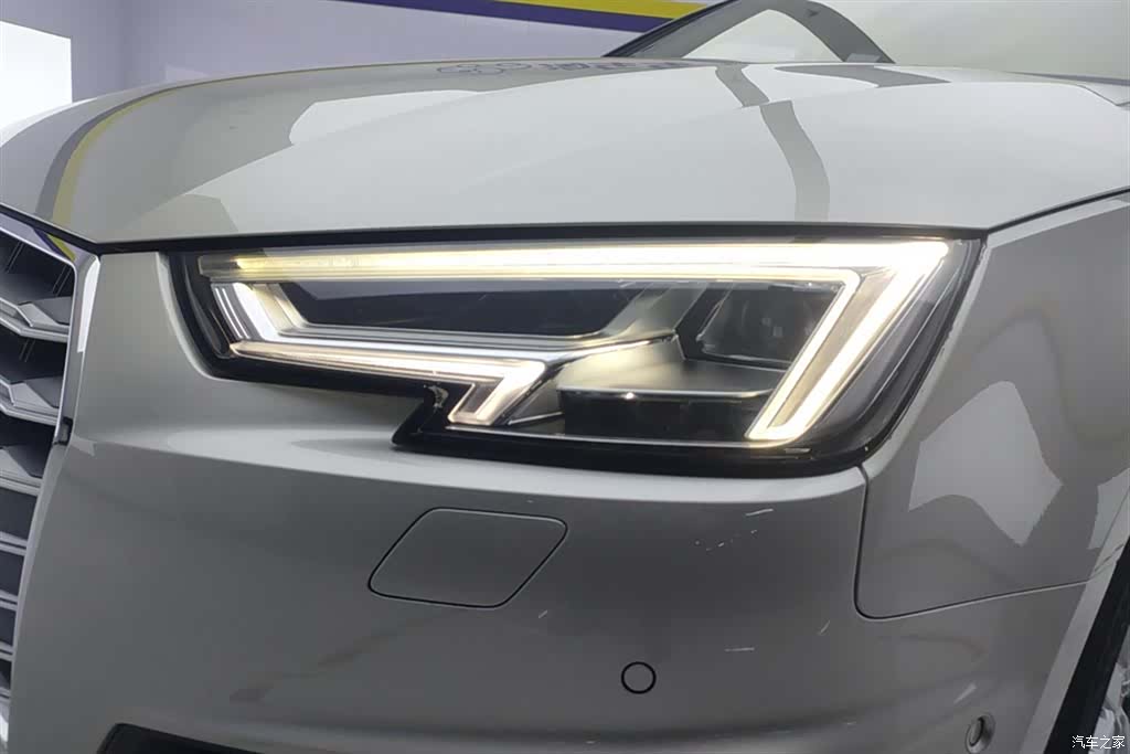 Audi A4L, 2019 все фото