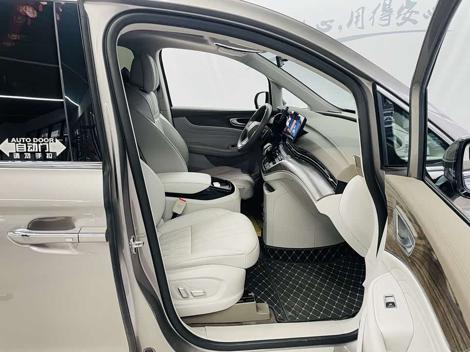 Roewe iMAX8