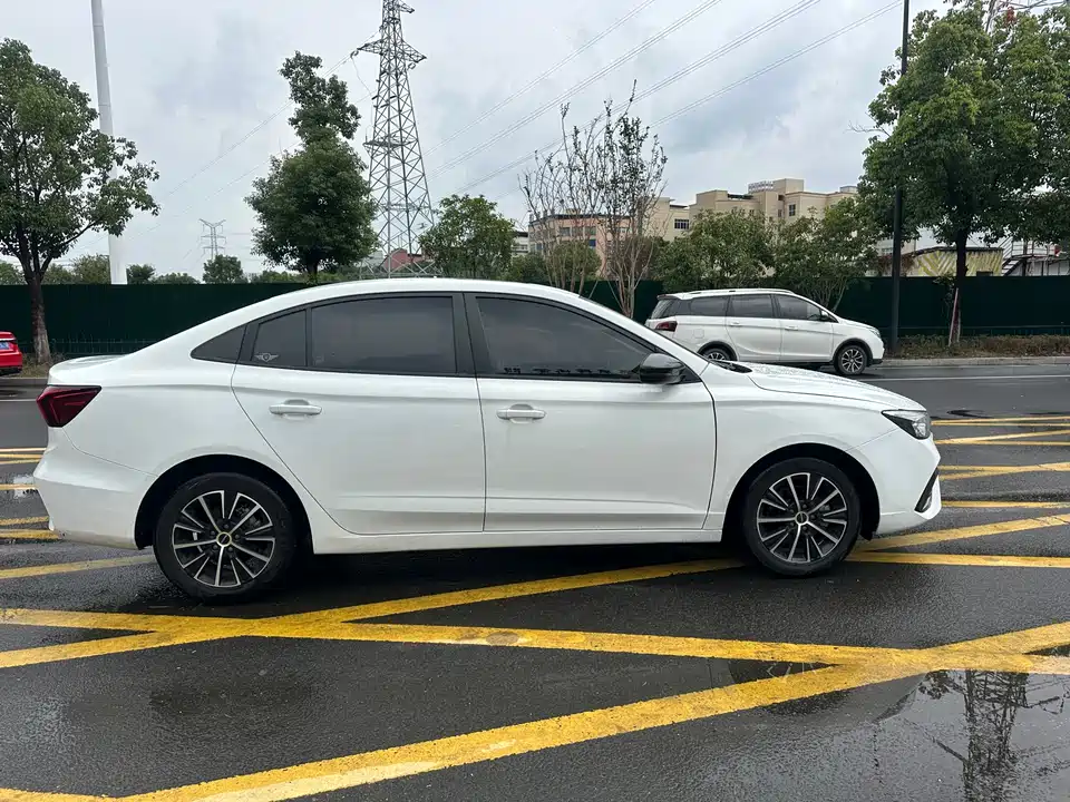 Roewe i5