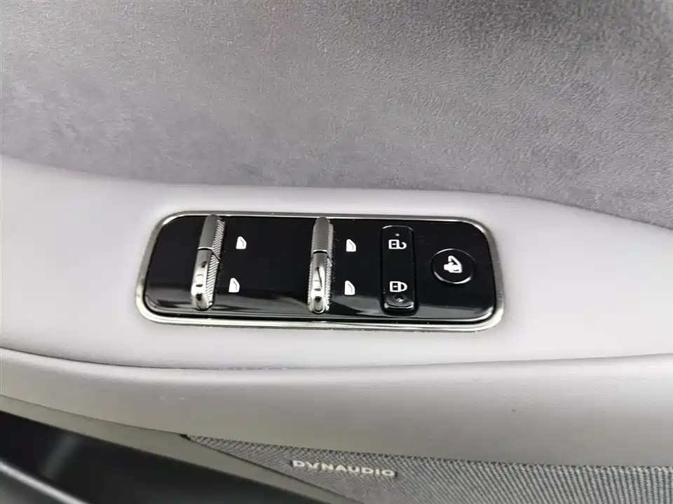 VOYAH Lantu chasing light