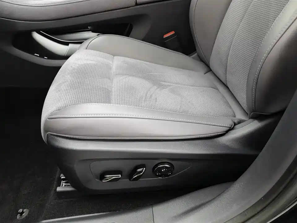 VOYAH Lantu chasing light