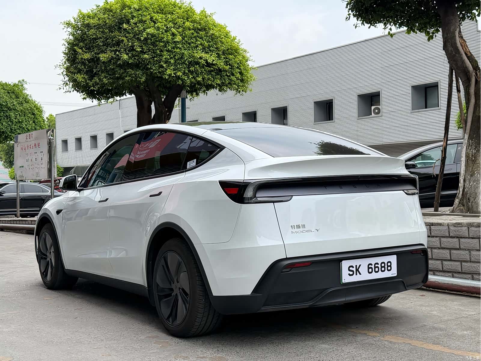 Tesla Model Y, 2025 4