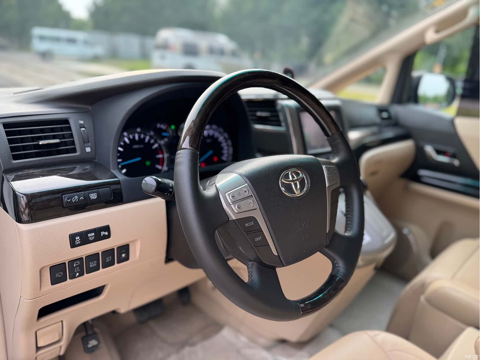 Toyota Alphard, 2012 10