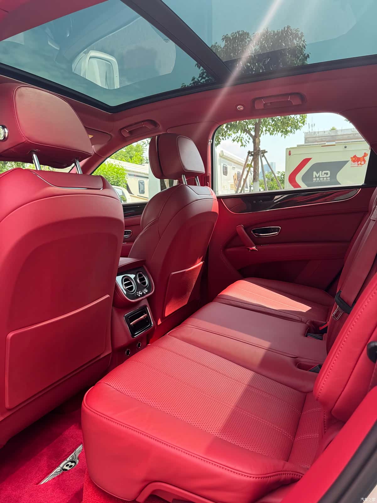 Bentley Bentayga, 2018 13