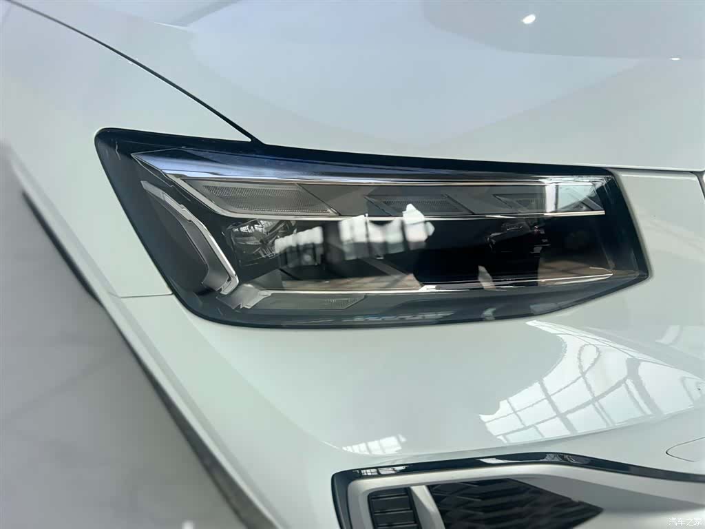 Audi Q2L, 2023 11