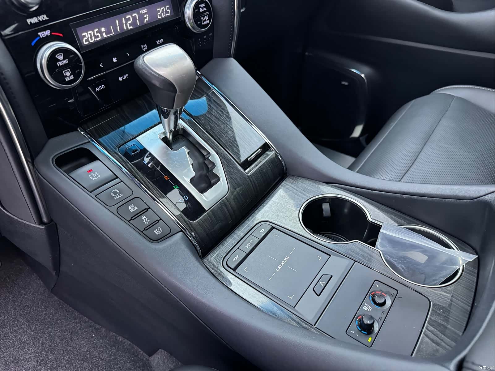 Lexus LM, 2023 10
