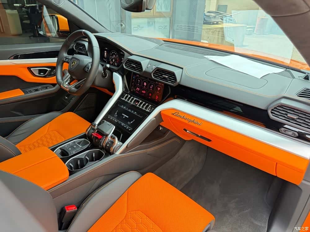 Lamborghini Urus, 2023 25